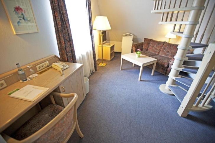 Hotel Hirsch Леонберг Экстерьер фото