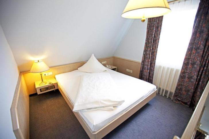 Hotel Hirsch Леонберг Экстерьер фото