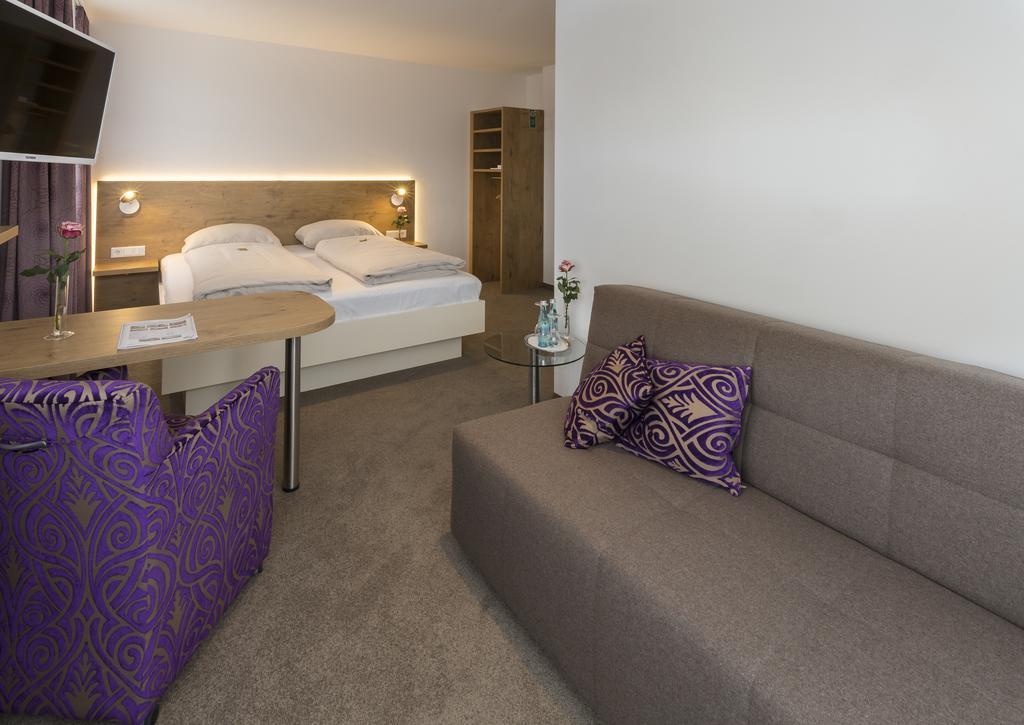 Hotel Hirsch Леонберг Экстерьер фото